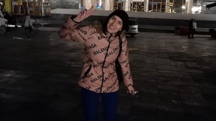 Afërdita Shehu sorride in Piazza Skanderbeg, Tirana